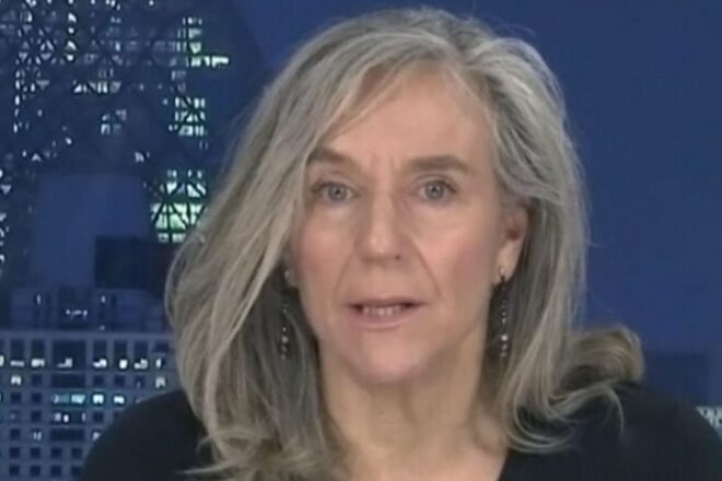 Primo piano di Giovanna Botteri, giornalista italiana, simbolo di rigore e autorevolezza nel giornalismo.