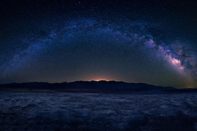 Cielo profondo blu-nero Trasmette silenzio e profondità ad evocare il senso dei transiti